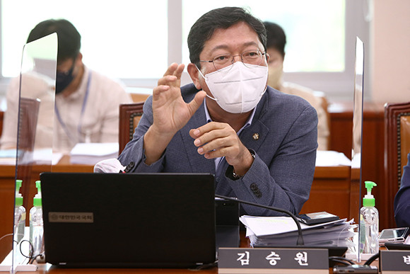 김승원 더불어민주당 의원이 2021년 4월 연고자 외의 사람도 장례를 주관할 수 있도록 한 법안을 발의한 바 있다. ⓒ 연합뉴스