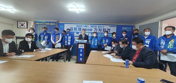더불어민주당 전남 여수시을 지역위원회가 제8회 지방선거 승리 결의 기자회견을 가졌다. ⓒ 프라임경제