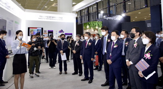 2022 국제전기전력전시회 한전KDN 부스 전시물 설명을 듣고 있는 관람객들. ⓒ 한전KDN