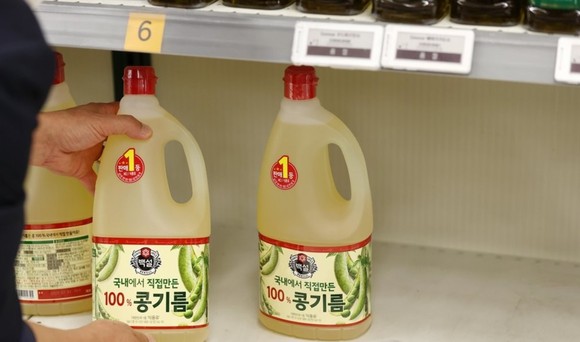 온라인 쇼핑몰 SSG닷컴(쓱닷컴)이 18일 오전부터 업소용 식용유 2종 제품에 대해 1인당 2개씩만 구매할 수 있도록 제한한다고 밝혔다. ⓒ 연합뉴스