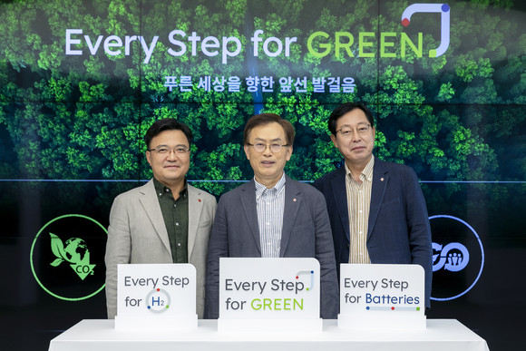 좌측부터 황진구 기초소재사업 대표 겸 수소에너지사업단장, 김교현 부회장(롯데그룹 화학군 총괄부회장), 이영준 첨단소재사업 대표 겸 전지소재사업단장. ⓒ 롯데케미칼