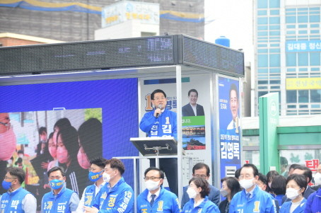 김영록 더불어민주당 전라남도지사 후보가 19일 전남 목포역 광장에서 첫 유세를 갖고 도민들의 압도적인 지지를 호소했다. ⓒ 프라임경제
