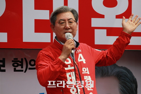 오태완 의령군수 후보가 출정식에서 앞으로 4년 동안 4번 타자가 돼 만루홈런을 치겠다고 공언하고 있다. ⓒ 프라임경제