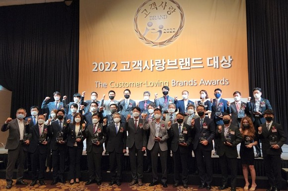 '2022 고객사랑브랜드대상'에서 지자체브랜드 지역화폐 부문 대상을 수상하며 3년 연속 수상 후 단체 기념촬영을 하고 있다. ⓒ 세종시