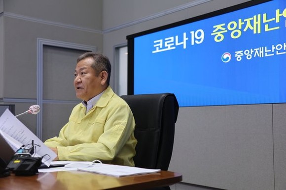 이상민 행정안전부 장관이 20일 오전 정부서울청사 중앙재난안전상황실 서울상황센터에서 열린 코로나19 대응 중앙재난안전대책본부 회의에서 발언하고 있다. ⓒ 연합뉴스