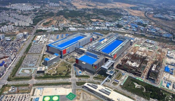 바이든 대통령은 20일 오수 6시께 전용 공군기 '에어포스원'을 타고 주한 미 공군 오산기지에 도착해 평택 삼성전자 반도체 공장을 방문할 예정이다. ⓒ 삼성전자