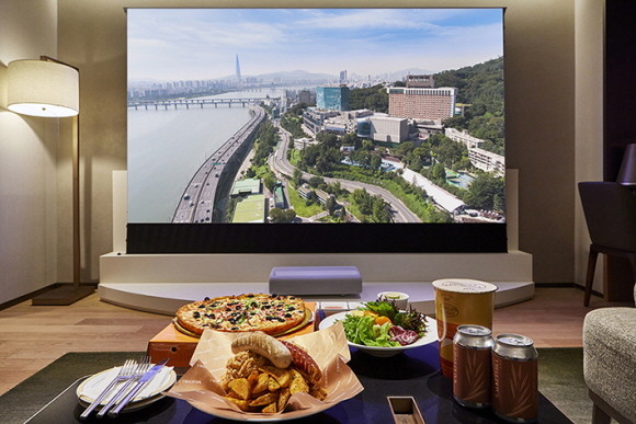 워커힐 호텔앤리조트가 호캉스와 프라이빗한 영화 감상을 함께 즐길 수 있는 '시네마룸' 패키지 2종을 선보인다. © 워커힐