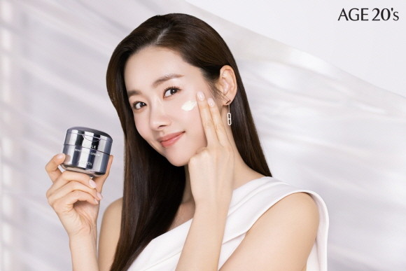 에이지트웨니스에서 맑고 투명하게 빛나는 피부를 완성해주는 '더블 미백 크림'을 선보인다. © 애경산업