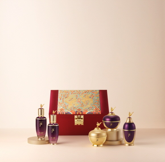 LG생활건강이 금사로 수놓은 봉황의 우아함과 생명력이 자수함에 깃든 '후 환유 헤리티지 세트'를 출시했다. © LG생활건강