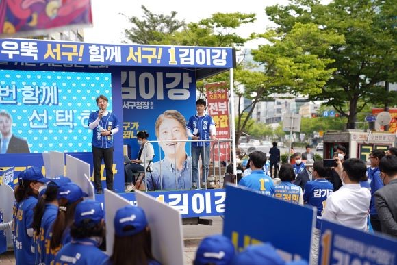 김이강 더불어민주당 광주 서구청장 후보가 시민 경청 방식 유세를 진행하며 시민들의 질문에 대해 현장 답변을 하고 있다. ⓒ 김이강 후보 선대본부