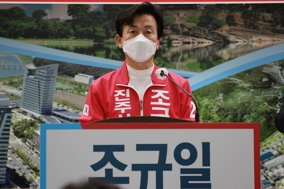 조규일 진주시장 후보가 항공·우주분야 공약에 대해 설명하고 있다. ⓒ 프라임경제