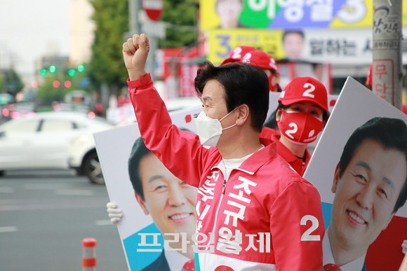 국민의힘 조규일 진주시장 후보가 평거동 10호 광장에서 거리 유세를 하고 있다. ⓒ 프라임경제