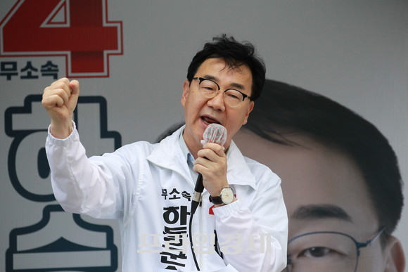 하승철 하동군수 무소속 후보가 하동군 진교면에서 거리유세를 이어가며 지지를 호소하고 있다. ⓒ 프라임경제