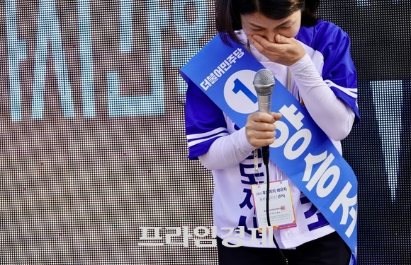 양승조 충남도지사 후보 배우자 남윤자 씨가 지난 20일 서산시 호수공원 집중 유세장에서 연설 중 눈물을 흘리고 있다. ⓒ 프라임경제