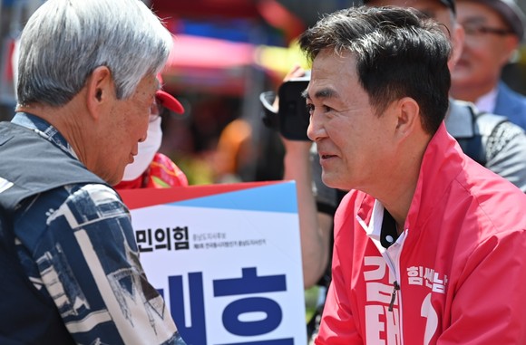 김태흠 후보가 21일 시장을 방문해 유세장에 참석한 지역주민과 대화을 나누고 있다. ⓒ 프라임경제