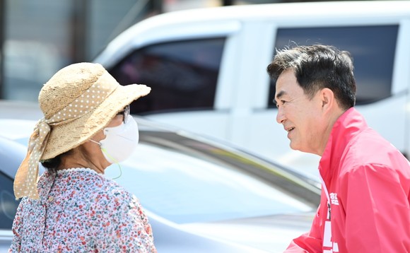 김태흠 후보가 21일 시장을 방문해 지역주민과 상인 및 지역주민의 애로사항을 청취하고 있다. ⓒ 프라임경제