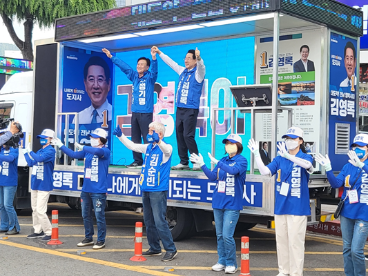 선거유세차 여수를 방문한 김영록 전라남도 지사가 지지를 호소하며 합동유세를 펼쳤다. ⓒ 선거사무실