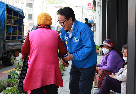 최상기 인제군수 후보가 지나가던 인제시민에게 지지를 호소했다. ⓒ 최상기 인제군수 후보