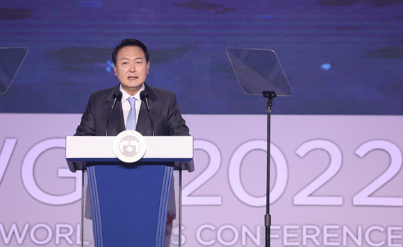 윤 대통령은 "한국은 1986년 천연가스를 최초로 국내에 도입한 이후 가스 산업 분야에서 약 40년 동안 괄목할 만한 성장을 이뤄냈다"며 "2021년 기준 한국은 세계 LNG 수입 3위, LNG 저장용량 2위, 그리고 LNG 선박 수주에 있어서는 압도적으로 세계 1위 실적을 달성했다"고 설명했다. ⓒ 연합뉴스