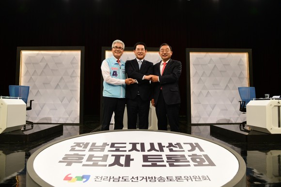 김영록 더불어민주당 전라남도지사 후보는 24일 오후 KBS광주방송총국에서 열린 선거관리위원회 주관 TV토론회에 참석해 열띤 토론을 벌였다. ⓒ 김영록 캠프