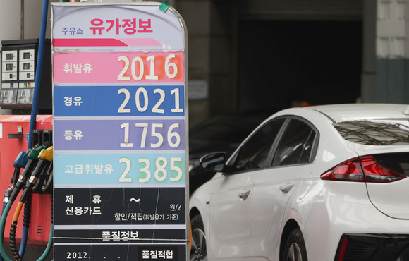 한국석유공사 유가정보시스템 오피넷에 따르면 24일 전국 주유소에서 판매되는 경유 평균 가격은 리터당 2000.93원을 기록했다. 사진은 13일 서울 시내 주유소에 휘발유, 경유 가격 안내판 모습. ⓒ 연합뉴스
