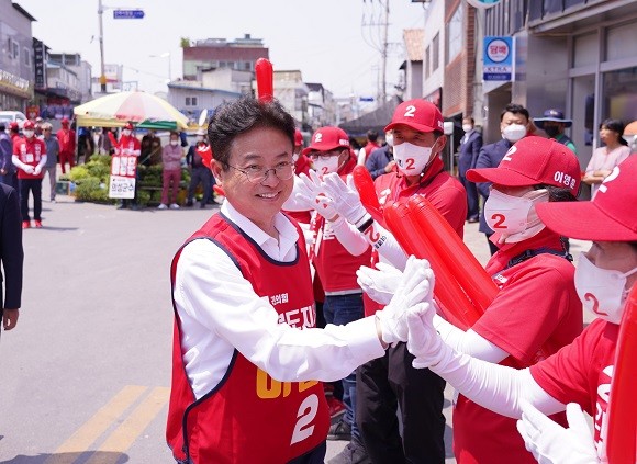 이철우 경북도지사 후보가 선거운동원들과 손인사를 나누고 있다. ⓒ 이철우 경북도지사 후보 선거사무소