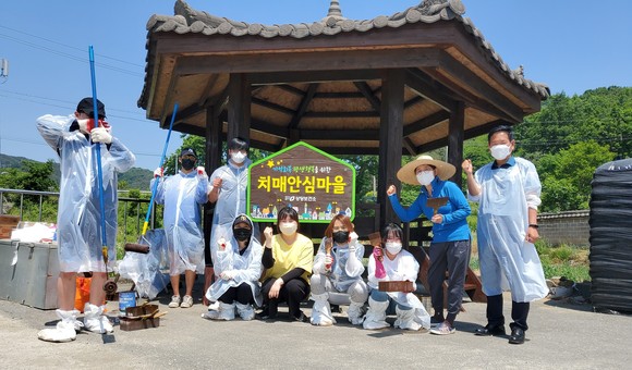 청주시 상당보건소가 지난 24일 치매 서포터즈 학생들과 함께 정자에 페인트칠하기 등 주변 환경조성 후 기념촬영을 하고 있다. ⓒ 청주시