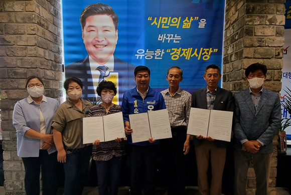 순천시농민회·순천시여성농민회 관계자들과 농민정책에 관련한 협약식을 가졌다. ⓒ 선거사무실