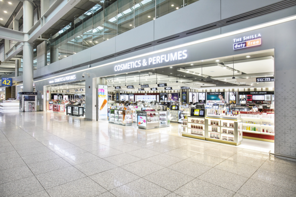 국토부가 내달 초 공항 면세점 임대료 감면 정책 연장 여부를 발표한다는 목표로 막바지 검토 작업에 돌입했다. 사진은 인천공항 신라면세점. ⓒ 신라면세점