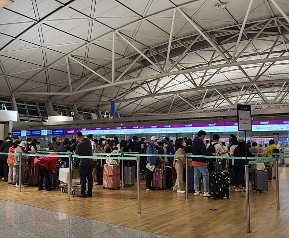 20일 인천국제공항 제1여객터미널 출국장에서 대기하고 있는 여행객들. = 추민선 기자