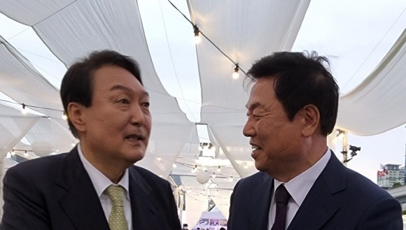 김정현 제일비엠시 대표가 윤석열 대통령과 인사를 나누고 있다. ⓒ 한국HR서비스산업협회