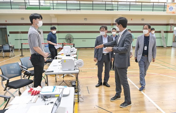 이순종 공주시 부시장은 26일 제8회 전국동시지방선거 신관동 사전투표소 준비상황을 점검하고 있다. ⓒ 공주시