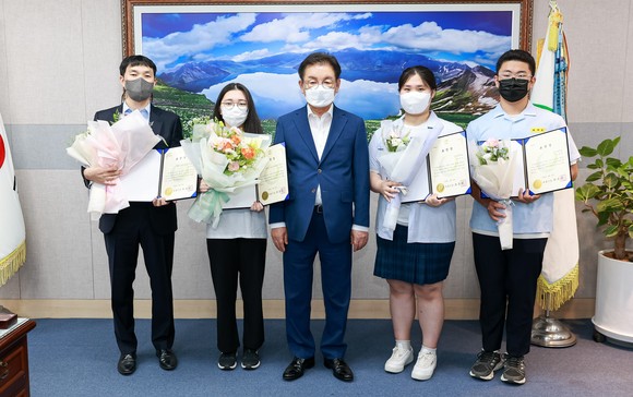 청소년의 달 기념 모범 청소년 및 육성 유공자 표창을 수여 후 최홍묵 시장과 기념촬영을 하고 있다. ⓒ 계룡시