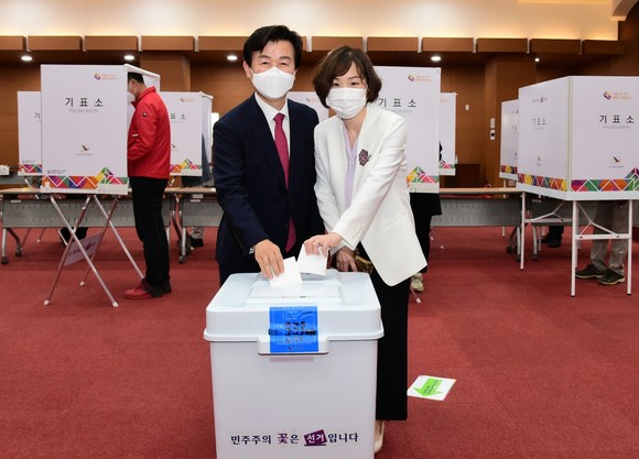 조규일 진주시장 후보와 오명옥 배우자가 6·1 지방선거 사전투표를 실시하고 있다. ⓒ 프라임경제