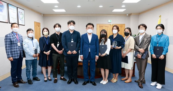 2022년 1분기 우수공무원 표창 수여식을 개최 후 최홍묵 시장과 단체 기념촬영을 하고 있다. ⓒ 계룡시