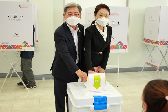 오태완 의령군수 후보와 배민주 배우자가 의령읍 보건소에서 사전투표를 실시하고 있다. ⓒ 프라임경제