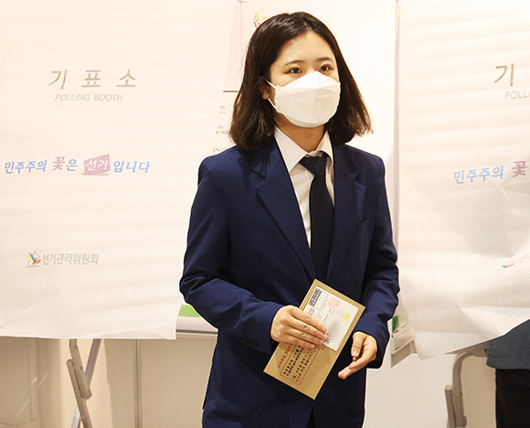 박지현 더불어민주당 상임선거대책위원장은 27일 사전투표를 했고, 이날 본인의 SNS계정으로 입장을 밝혔다. ⓒ 연합뉴스