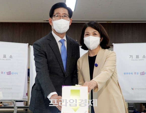 양승조 충남도지사 후보와 배우자 남윤자 씨는 사전투표 첫 날인 27일 청룡동 행정복지센터 마련된 투표소에서 사전투표를 마쳤다. ⓒ 프라임경제