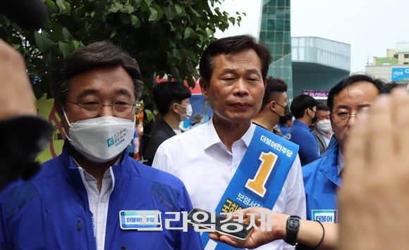 나소열 후보 합동 유세 후 더불어민주당 윤호중 비대위원장과 나소열 후보가 인터뷰를 하고 있다. ⓒ 프라임경제
