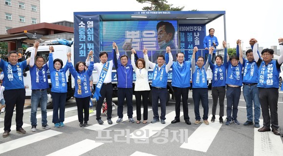 윤호중 공동비상대책위원장과 김경만 국회의원, 양이원영 국회의원이 참석해 나소열 국회의원 후보 합동 지원 유세 후 기념촬영을 하고 있다. ⓒ 프라임경제