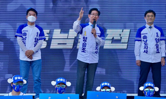 27일 열린 양승조 후보의 천안 쌍용동 집중유세에서 지지자들은 "코로나 격리를 끝내고 돌아온 천안 출신 양 후보를 응원하러 나왔다"며 "반드시 선거에서 승리해 일 잘하고 성과를 만든 양승조 후보가 당선돼 안정적은 도정을 운영하고 충남의 현안을 완성해 줄 것으로 믿는다"고응원했다. ⓒ 후보사무실