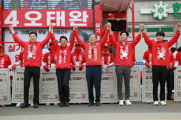 오태완 의령군수 후보와 배민주 여사, 세 아들이 군민들에게 지지를 호소하고 있다. ⓒ 프라임경제
