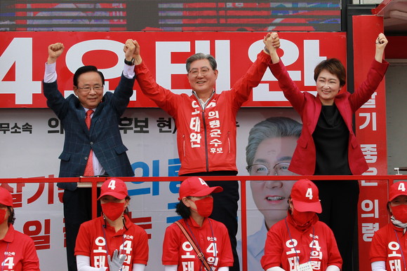 이주영 전)해수부장관과 이언주 전)의원의 오태완 의령군수 후보를 지지하고 있다. ⓒ 프라임경제