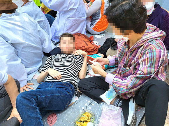 이번 집회 참석자가 본인 자녀를 보여주면서 시설 폐쇄로 인한 우려의 목소리를 전했다. = 박성현 기자