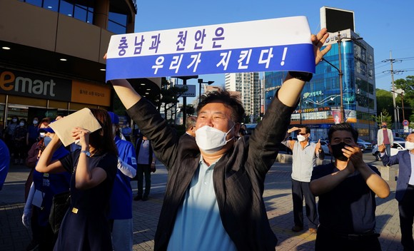 양승조 후보 지지자들이 유세현장에서 각기 다른 문구의 응원 현수막을 들고 지지와 성원을 보내고 있다. ⓒ 후보사무실