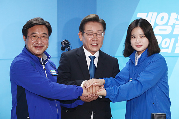 윤호중·박지현 더불어민주당 상임선대위원장은 30일 총괄선거대책위원장인 이재명 계명을 국회의원 후보 선거사무소에서 악수를 했다. ⓒ 국회사진기자단