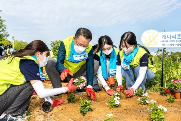 송종욱 광주은행장이 임직원들과 함께 봉사활동 발대식을 갖고 산책길 꽃심기 봉사활동에 동참하고 있다. ⓒ 광주은행