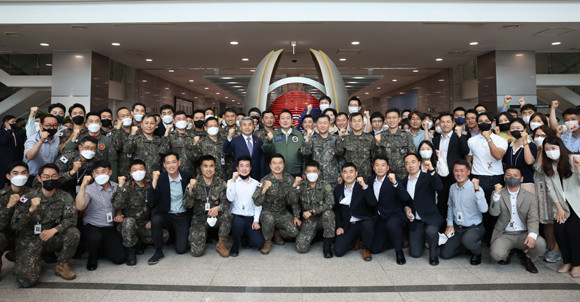 윤 대통령은 국방부·합참 방문에서 받은 점퍼를 안보 상황이 엄중하거나 민방위 훈련할 때 입겠다고 밝혔다. ⓒ 대통령실