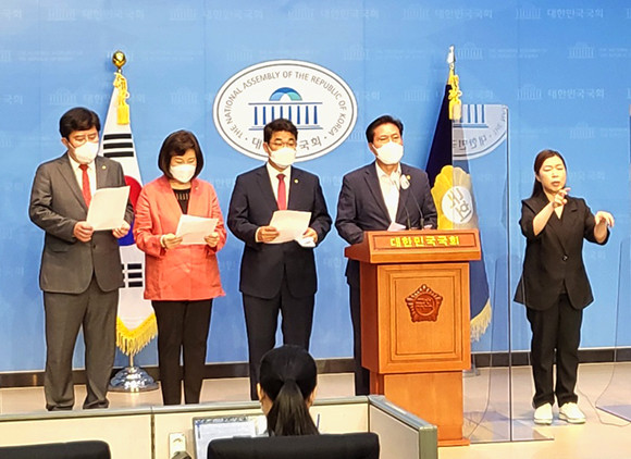 윤창현·정경희·배준영·송석준 국민의힘 의원은 30일 국회 소통관에서 김포공항 이전 공약에 대해 비현실적이라고 비판했다. = 박성현 기자
