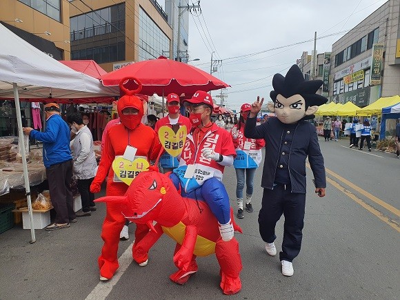 30일 김길환 후보 선거운동원들과 자원봉사자들이 오천읍 곳곳에서 이색선거운동으로 유권자들의 눈을 사로잡고 있다. = 권영대 기자